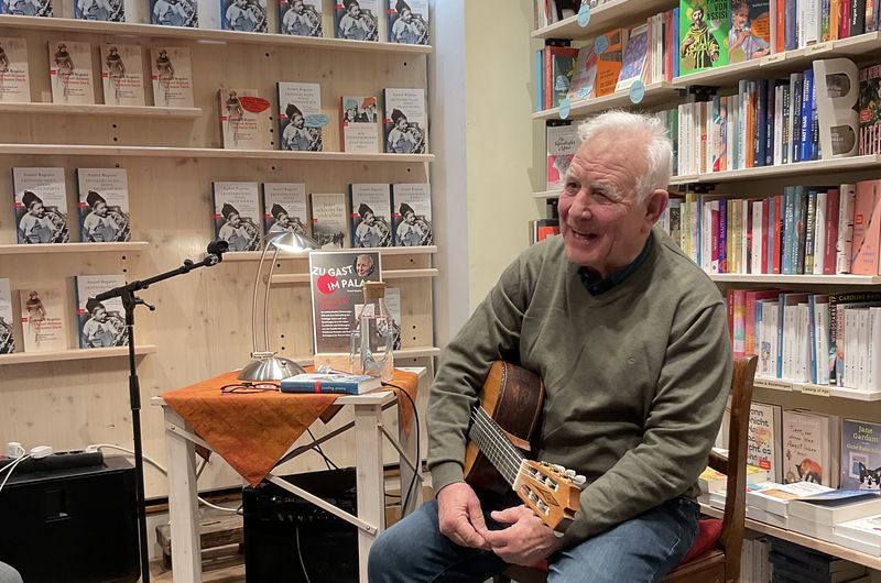 Anatol Reginer spielt mit der Gitarre im Buchpalast auf